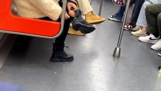 女子在地铁上脱鞋抠脚死皮掉一地，同乘人：很不文明