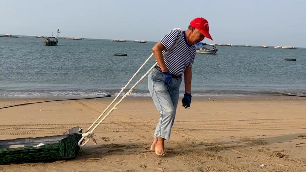 退休工程师持续3年在海边捡垃圾