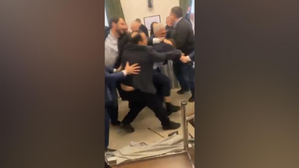 格鲁吉亚议员打群架，议会现场上演“全武行”
