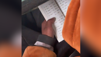 凉山一名五年级学生翻看彝文字典，班主任：很欣慰
