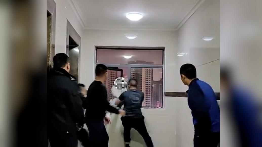 消防員換便衣救下跳樓女子