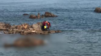 潮水上涨游客被困礁石，消防员身着救生衣营救