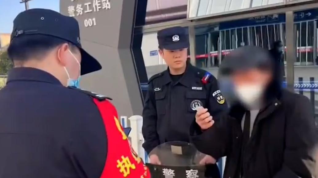 九旬患阿尔兹海默症老人欲出走，民警配合家属将其劝回家