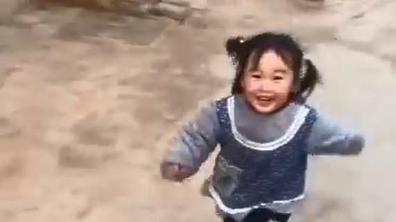 爸爸回老家接一個(gè)月沒見的女兒，孩子蹦跳迎上前