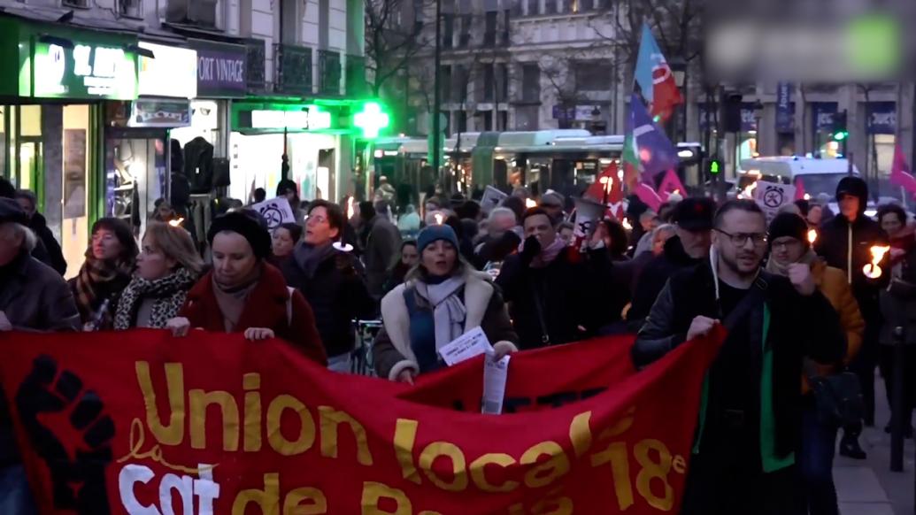 巴黎民众模仿法国大革命集会，反对养老金改革