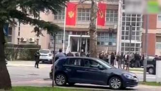 黑山一男子在首都法院大楼引爆炸弹后身亡，事件已致5伤