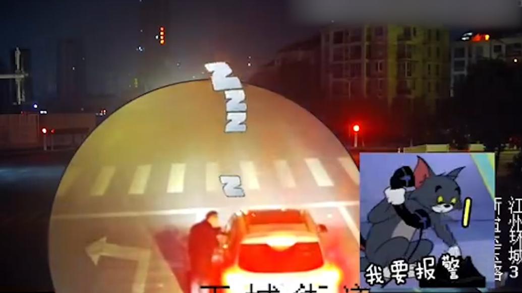 紅綠燈路口,醉駕男子掛著“D”擋踩著剎車酣然入睡