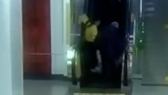 女士乘电梯不慎摔倒，工作人员和辅警“冲刺”救援