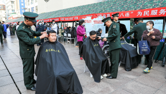 “南京路上好八连”命名60周年，军地志愿者学雷锋服务市民