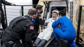 美国“龙”飞船载美、俄、日宇航员安全返航