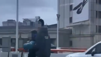年轻男子带儿童踩滑板车上高架，上海警方：罚50元，将其安全送下