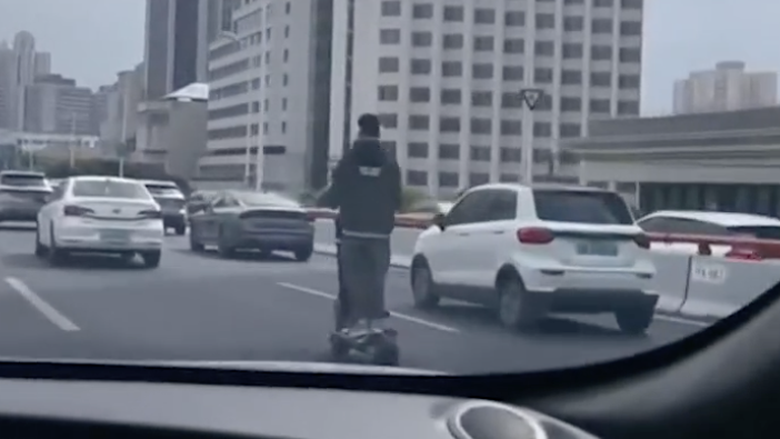 男子帶小孩騎滑板車在上海高架上狂飆，曾不止一次被拍到