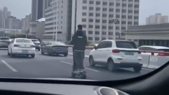男子带小孩骑滑板车在上海高架上狂飙，曾不止一次被拍到