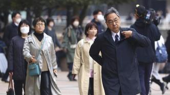 日本“摘口罩”首日多数人持观望态度，首相带头实践