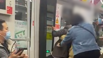 上海地铁上一男子徒手掰车门，同车厢乘客：他身上有酒味