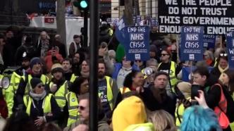 英国医护从业人士举行抗议游行，敦促政府建立更好医疗体系