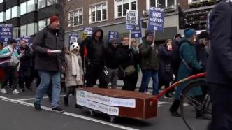 英国医护从业人士举行抗议游行