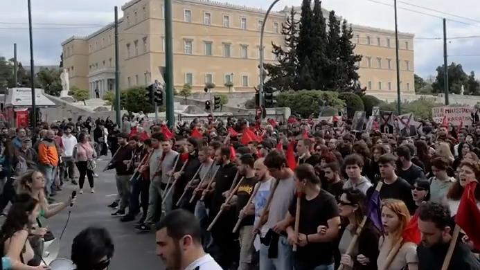 数千希腊民众街头抗议，要求为火车脱轨遇难者讨回公道