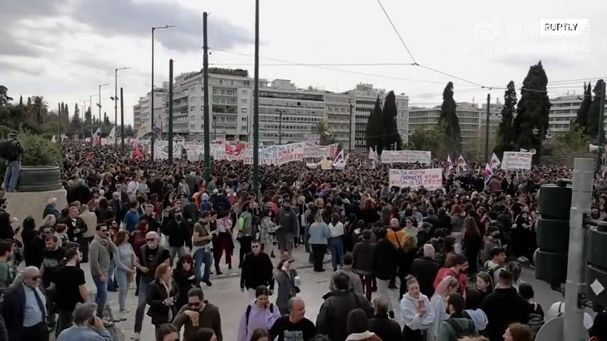 为火车脱轨遇难者讨回公道，数千希腊民众街头抗议