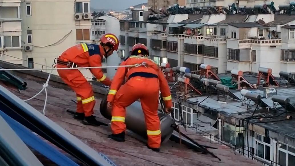 樓頂太陽能熱水器搖搖欲墜，消防到場消除隱患