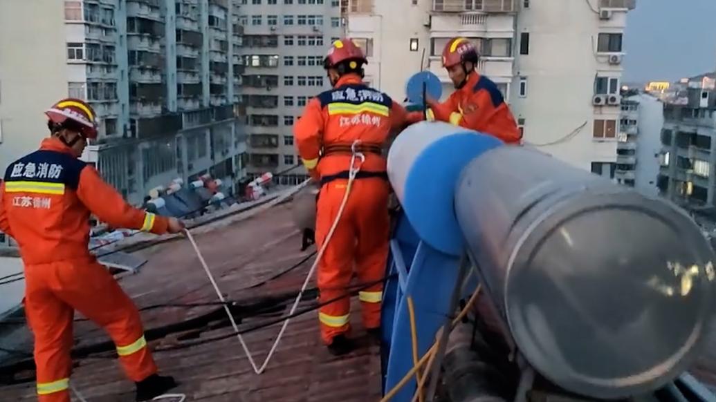 太阳能热水器摇摇欲坠，消防员楼顶消除隐患