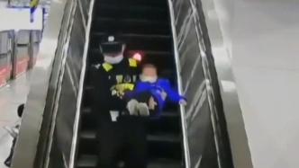 母子乘坐电动扶梯不慎摔倒，辅警见状飞身救人