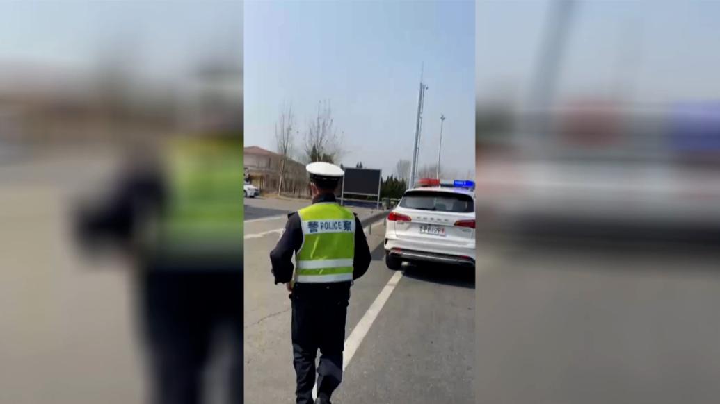 男子大拇指被鋸斷，民警護送就醫