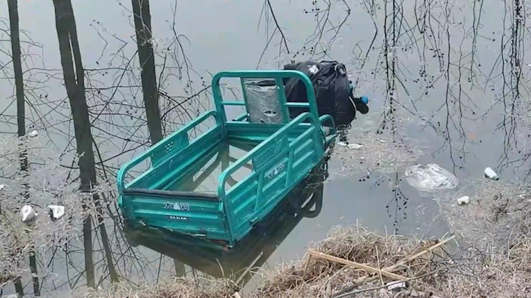 老人騎電三輪栽進河溝，民警撈車護送老人回家