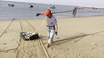 退休工程师持续3年在海边捡垃圾：喜欢大海，想要爱护它