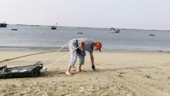 86岁退休工程师持续3年在海边捡垃圾