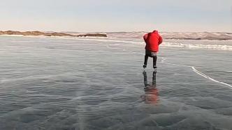 贝加尔湖的冰上之舞：俄罗斯81岁老奶奶滑冰放牧