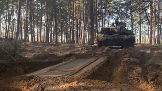 俄T-90M“突破”主战坦克为空降突击部队提供火力支援