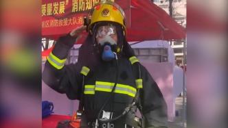66岁大爷崇拜消防员，体验全套战斗服过足消防瘾