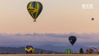 澳大利亚堪培拉举办热气球节，吸引众多民众前来观赏