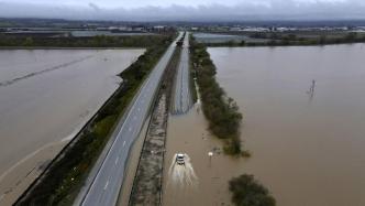 美加州“大气河流”引发风暴致停电，近3万人被疏散40个县进入紧急状态