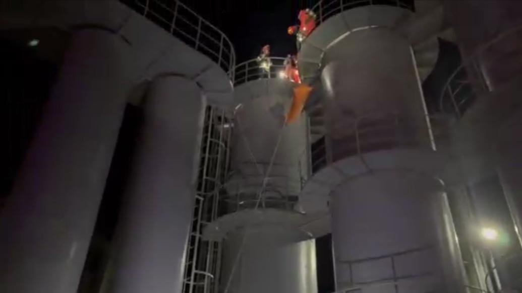 两男子吸入毒气昏迷于14米高脱硫塔中，上海消防员紧急救援