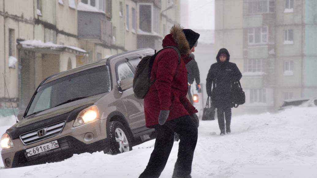 俄罗斯北部城市遭遇暴风雪，交通受阻