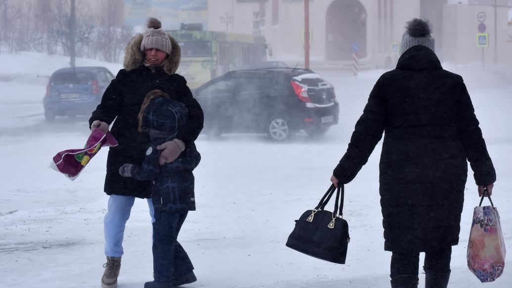 俄罗斯北部城市诺里尔斯克遭暴风雪突袭