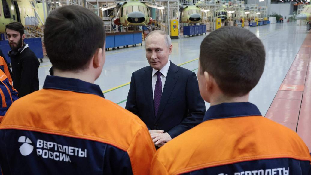 俄工人称曾怕俄罗斯经济崩溃，普京安慰