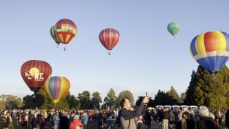 新西兰：怀卡托热气球节让天空充满色彩
