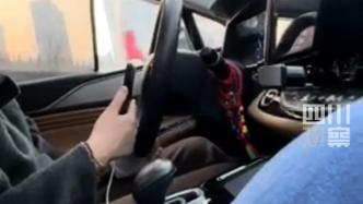网约车司机玩手机单手开车，客服：将监督司机未来行程
