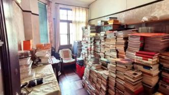 百年公寓里那位爱书老者走了，堆成“小山”的藏书有了去处