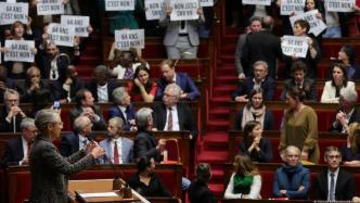 法政府强推延迟退休引反弹：议员高唱马赛曲抗议