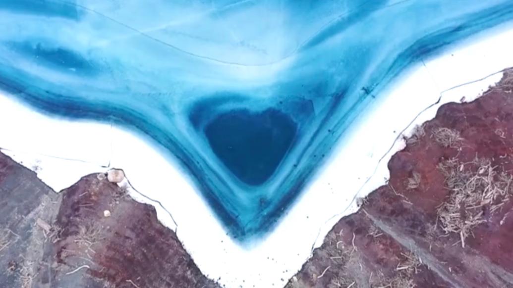 新疆玛纳斯县：湖冰融化现绝景，“海蓝之心”奇观惊艳