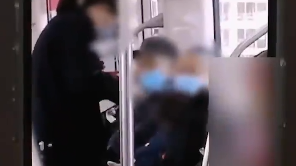 南京地铁回应“地铁喝酸奶被开罚单”：实为告知单