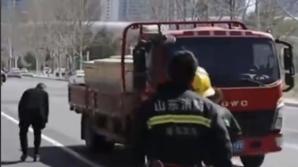 行驶中的货车着火，消防员急得连喊话都是倒装句