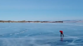 西伯利亚老奶奶滑冰穿越贝加尔湖