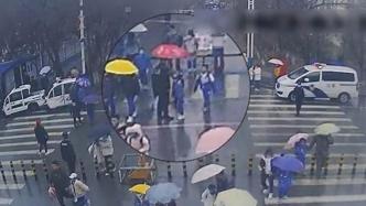护学民警雨中执勤，小学生为他撑起“暖心伞”