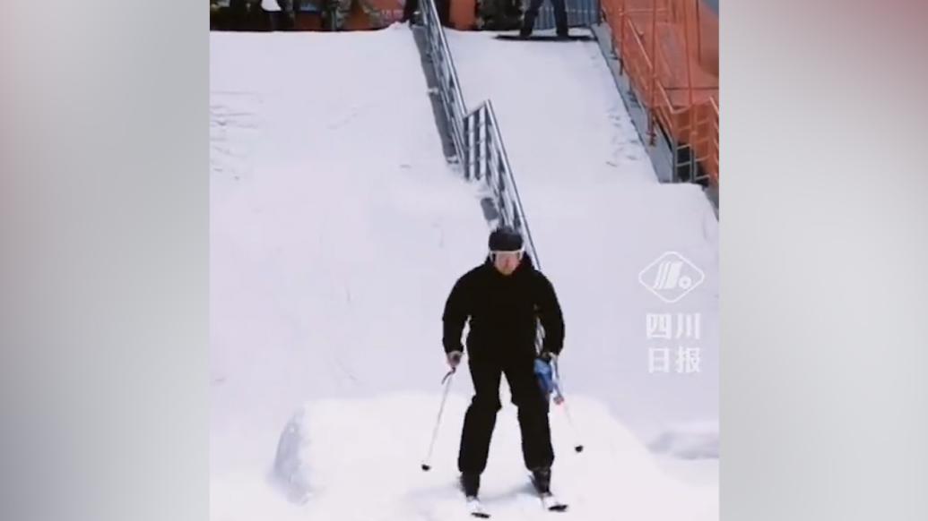 在20℃的春天滑雪！四川大学体育馆楼梯一夜之间变滑雪场