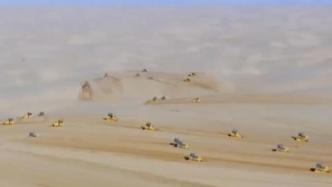 这一幕太壮观！戈壁滩上百辆推土机穿行大漠